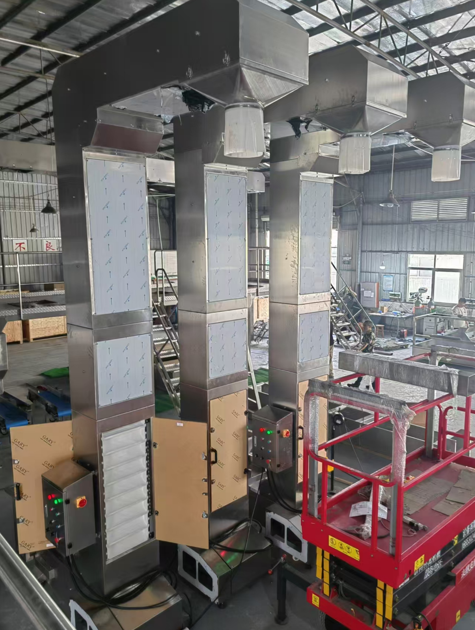 Z-shape Bucket Elevator with integrated Vibratory Feeder Z-shape Bucket Elevator with integrated Vibratory Feeder